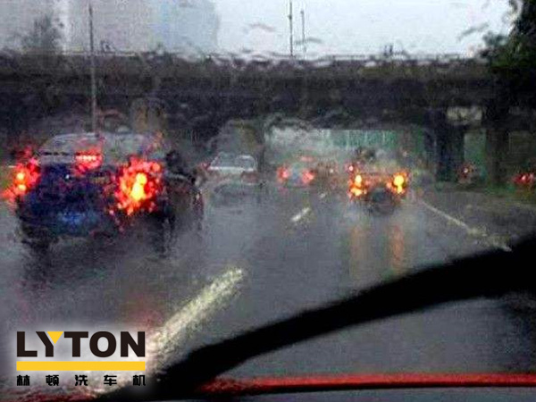 电脑洗车机南京林顿自动化再次提醒您，雨后一定要记得及时洗车。