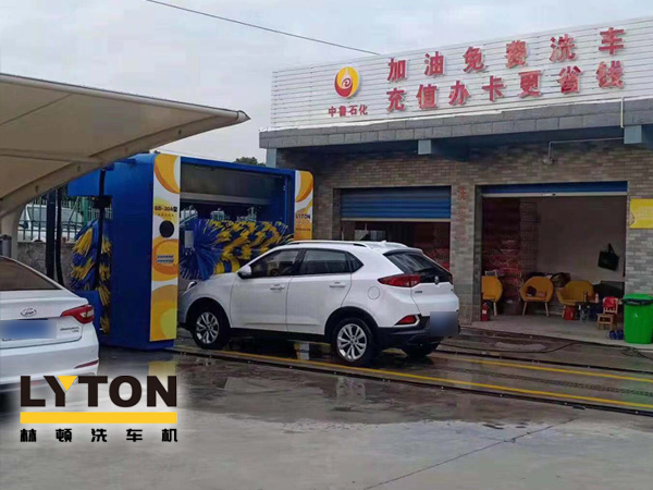 中鲁石化加油站配置GD-20A型龙门往复式全自动电脑洗车机!加油也可免费洗车机啦!