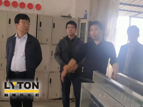 崔总向领导们讲解了整个林顿电脑洗车机生产流程及工艺制作,对于电脑洗车机整个装配过程考察团给予了极大的赞许。