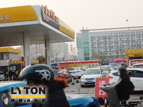洗车“长龙”哪里见?苏油宁扬站加油站全自动洗车长期受热捧