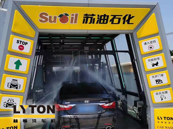 疫情时期,为减少人员接触,加油站“无接触”智能全自动洗车机服务受车主青咪