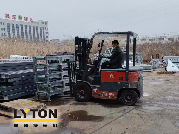 众多加油站及公司自动洗车设备的供应商!品质肯定!林顿全自动洗车机发货现场